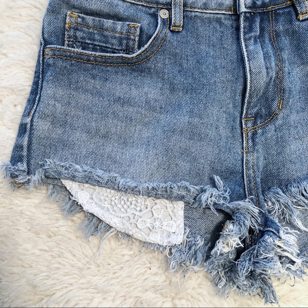 Kendall & Kylie Frayed Hem Jean Shorts Size 1 - Picture 2 of 8